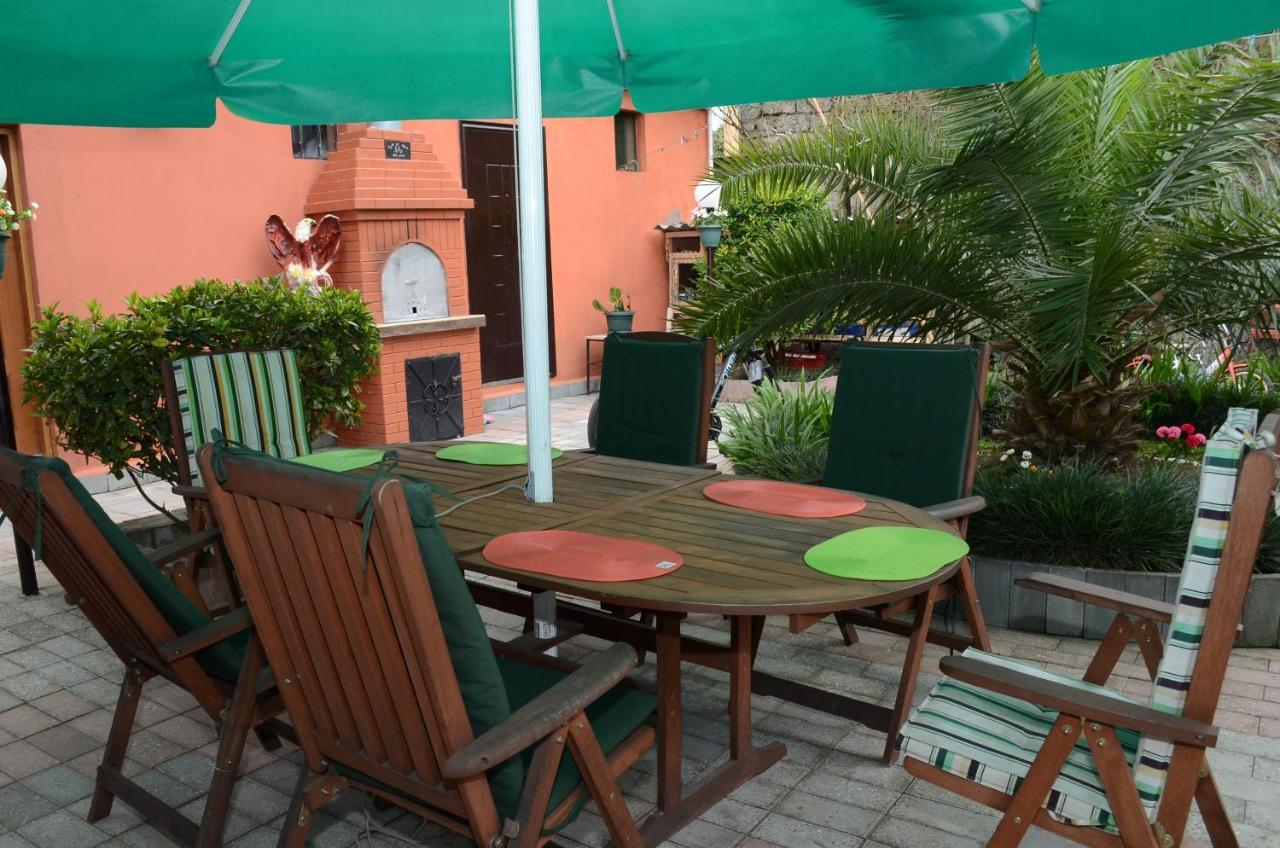 Nikas Guest House Batumi Exterior foto